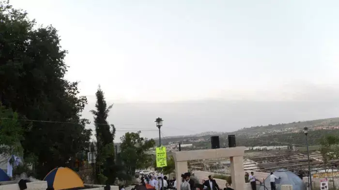 הכנות להילולת ל"ג בעומר המסורתית בקבר רבי שמעון בר יוחאי (רשב"י) במירון, מאי 2011 הכנות להילולת ל"ג בעומר המסורתית בקבר רבי שמעון בר יוחאי (רשב"י) במירון, מאי 2011
