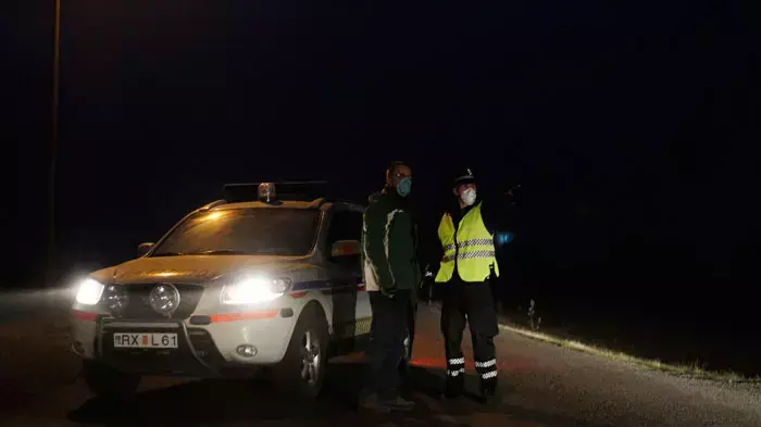 שוטרים חוסמים כביש אפוף עשן למרגלות הר הגעש גרימסווטן שהחל להתפרץ, איסלנד, 22 במאי 2011 שוטרים חוסמים כביש אפוף עשן למרגלות הר הגעש גרימסווטן שהחל להתפרץ, איסלנד, 22 במאי 2011