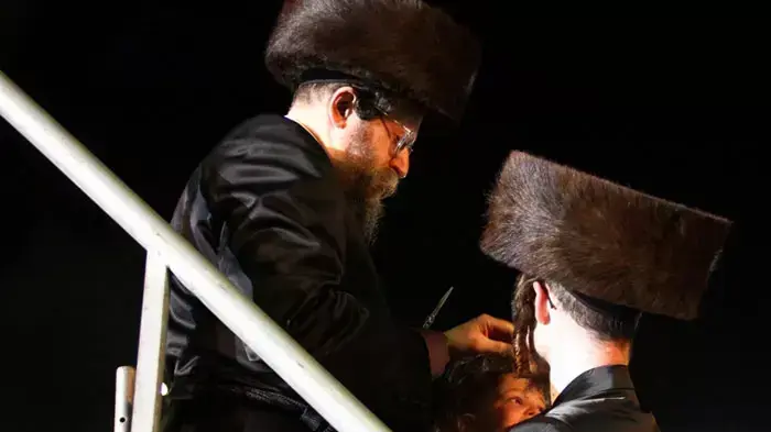 האדמו"ר מבאיאן גוזר את שערות נכדו בן ה-3 כמנהג החלאקה, מאי 2011 האדמו"ר מבאיאן גוזר את שערות נכדו בן ה-3 כמנהג החלאקה, מאי 2011