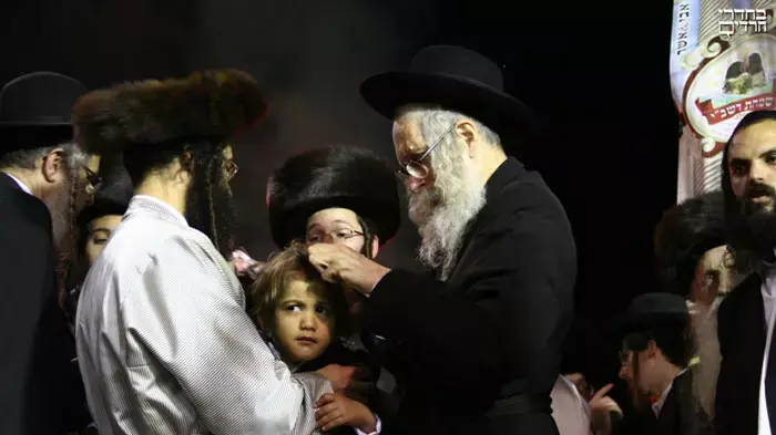 הרב אליעזר ברלנד מברסלב גוזר שערות לחסידיו, מאי 2011 הרב אליעזר ברלנד מברסלב גוזר שערות לחסידיו, מאי 2011