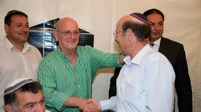 השר יוסי פלד בהילולה המסורתית של בית הכנסת בושאייף לכבוד ל"ג בעומר השר יוסי פלד בהילולה המסורתית של בית הכנסת בושאייף לכבוד ל"ג בעומר