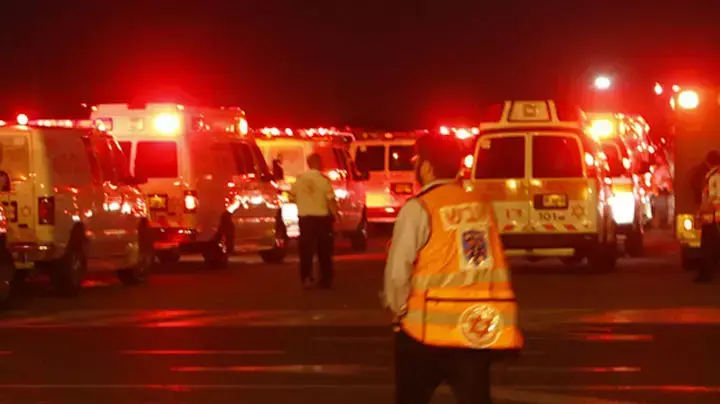 היערכות מגן דוד אדום לקראת נחיתת החירום של מטוס אל-על שדיווח על תקלה טכנית היערכות מגן דוד אדום לקראת נחיתת החירום של מטוס אל-על שדיווח על תקלה טכנית