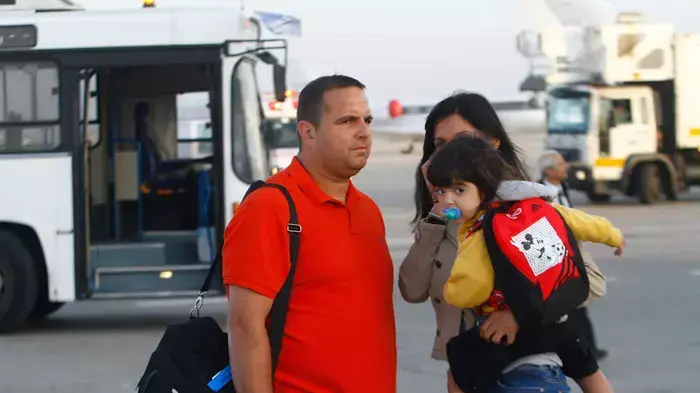 מאמן הכדורגל רן בן שמעון שהיה על מטוס הנוסעים שנחת נחיתת חירום בנתב"ג בעקבות תקלה שהתגלתה לאחר ההמראה, מאי 2011