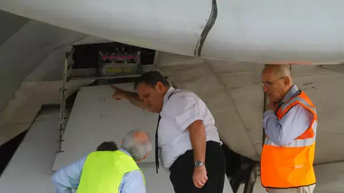 בדיקת מטוס הנוסעים של אל על שביצע נחיתת חירום בנתב"ג בעקבות תקלה שהתגלתה לאחר ההמראה, מאי 2011