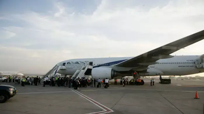 מטוס נוסעים של אל על ביצע נחיתת חירום בנתב"ג בעקבות תקלה שהתגלתה לאחר ההמראה, מאי 2011