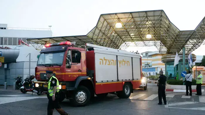 כוחות הצלה בנתב"ג בעקבות נחיתת חירום של מטוס נוסעים של אלעל לאחר שהתגלתה בו תקלה לאחר ההמראה, מאי 2011