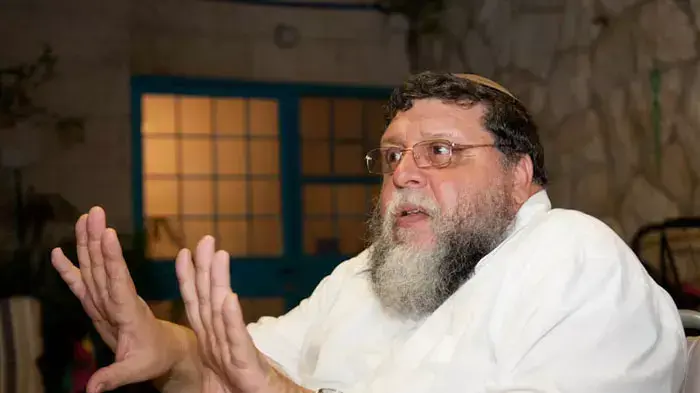 הרב רפי פוירשטיין, מראשי ארגון הרבנים צוהר ורב קהילת בית הכנסת הדתי לאומי, מאי 2011 הרב רפי פוירשטיין, מראשי ארגון הרבנים צוהר ורב קהילת בית הכנסת הדתי לאומי, מאי 2011