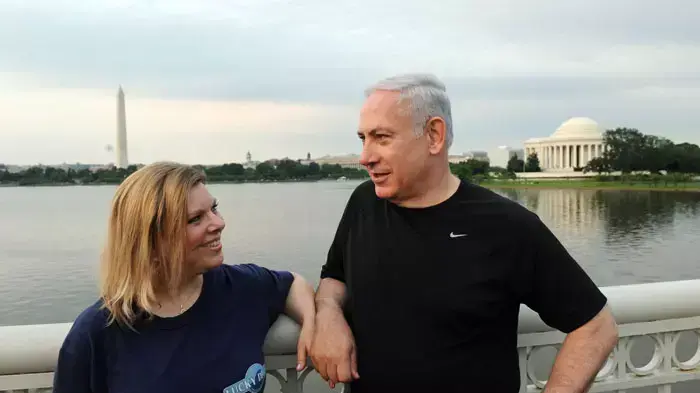 ראש הממשלה בנימין נתניהו ורעייתו שרה צעדו באתרים היסטוריים בוושינגטון, מאי 2011 ראש הממשלה בנימין נתניהו ורעייתו שרה צעדו באתרים היסטוריים בוושינגטון, מאי 2011