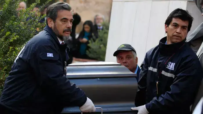 קברו של סלבדור איינדה, נשיא צ'ילה לשעבר, מוצא מהקבר כדי לחקור אם נרצח או התאבד, סנטיאגו, 23 במאי 2011 קברו של סלבדור איינדה, נשיא צ'ילה לשעבר, מוצא מהקבר כדי לחקור אם נרצח או התאבד, סנטיאגו, 23 במאי 2011