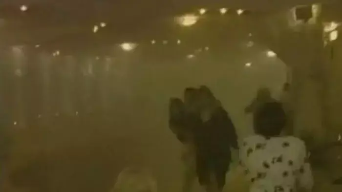 רגע קריסת הרצפה באולמי ורסאי, מאי 2001