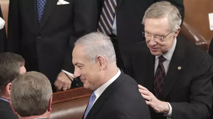 הסנאטור הארי ריד מברך את בנימין נתניהו אחרי נאומו בקונגרס, 24 במאי 2011 הסנאטור הארי ריד מברך את בנימין נתניהו אחרי נאומו בקונגרס, 24 במאי 2011