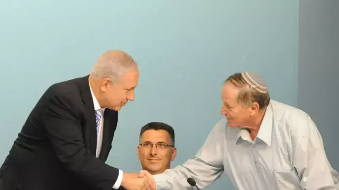 ראש הממשלה בנימין נתניהו חותם על הסכם "עוז לתמורה" ראש הממשלה בנימין נתניהו חותם על הסכם "עוז לתמורה"