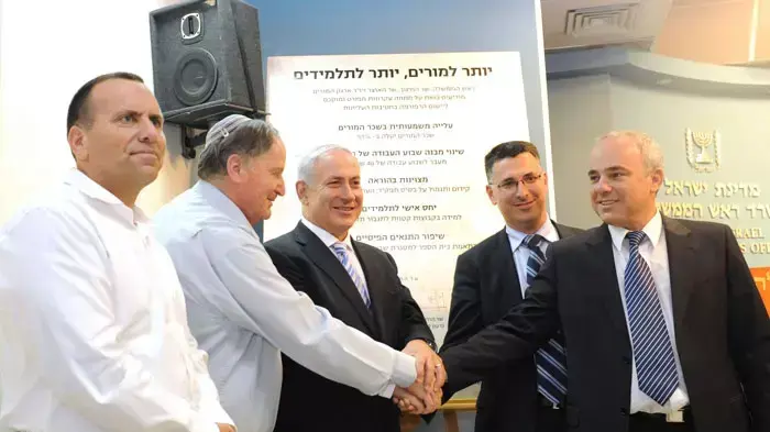 ראש הממשלה בנימין נתניהו חותם על הסכם "עוז לתמורה"