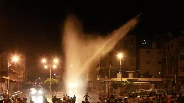 כוחות הביטחון של תימן פשטו על מפגינים בכיכר בעיר תאיז כדי לפנותם מהמקום, ירו ללא אבחנה, הרגו 20 מהם ופצעו עשרות, 30 במאי 2011 כוחות הביטחון של תימן פשטו על מפגינים בכיכר בעיר תאיז כדי לפנותם מהמקום, ירו ללא אבחנה, הרגו 20 מהם ופצעו עשרות, 30 במאי 2011
