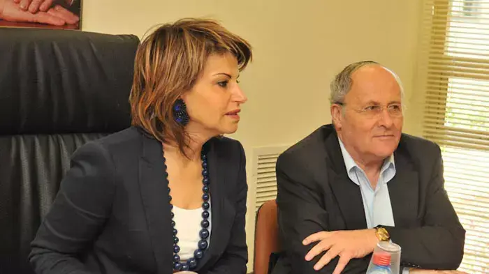 חברת הכנסת דליה איציק וחבר הכנסת זבולון אורלב מארחים קבוצה של יתומים ששני הוריהם נרצחו בפיגועי טרור- השוואת תנאיהם לאלמנות, מאי 2011