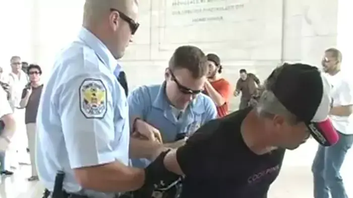 סערה בארה"ב: מותר לרקוד באנדרטת זיכרון?
