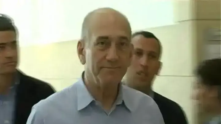 אולמרט בעדותו: "זקן ניהלה את ענייניי הכספיים"