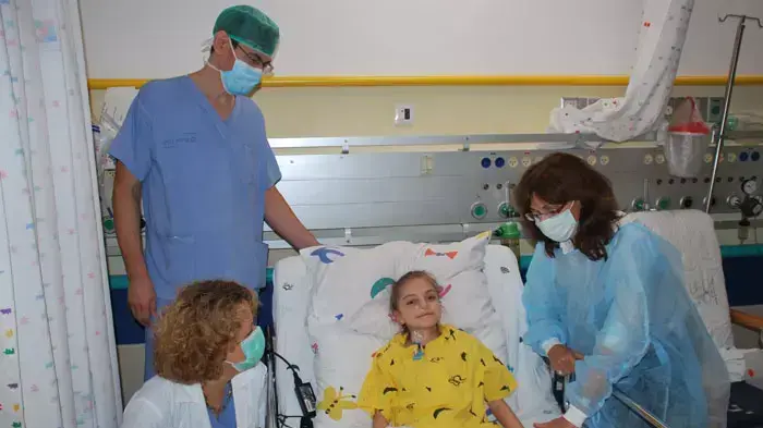 דיאנה אוליאנסקי אשר עברה השתלת לב בבית החולים שניידר יחד עם הצוות שטיפל בה, יוני 2011