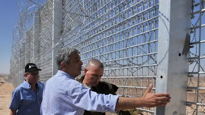 מנכ"ל משרד הביטחון האלוף אהוד שני על רקע הגדר שמוצבת בימים אלה בגבול ישראל מצרים, מאי 2011 מנכ"ל משרד הביטחון האלוף אהוד שני על רקע הגדר שמוצבת בימים אלה בגבול ישראל מצרים, מאי 2011