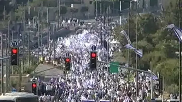 תחת אבטחה: אלפים השתתפו ב-"צעדת הדגלים"
