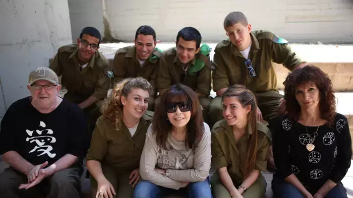 חברי להקת הנח"ל עם אסתר שמיר, אפרים שמיר וירדנה ארזי חברי להקת הנח"ל עם אסתר שמיר, אפרים שמיר וירדנה ארזי