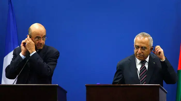 שר החוץ של צרפת, אלן ז'ופה (משמאל), במסיבת עיתונאים יחד עם ראש ממשלת הרשות הפלסטינית, סלאם פיאד, רמאללה, 2 ביוני 2011