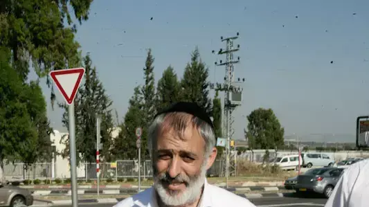 סגן ראש עיריית חדרה לשעבר סמי לוי מסגיר עצמו ליחידה לפשיעה כלכלית בלוד, מאי 2011