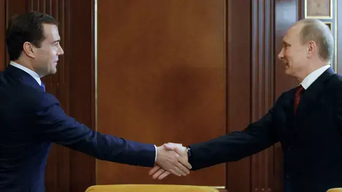 ראש ממשלת רוסיה ולדימיר פוטין (מימין) ונשיא רוסיה דמיטרי מדבדב לוחצים ידיים לפני פגישה, מוסקבה, 25 במאי 2011 ראש ממשלת רוסיה ולדימיר פוטין (מימין) ונשיא רוסיה דמיטרי מדבדב לוחצים ידיים לפני פגישה, מוסקבה, 25 במאי 2011