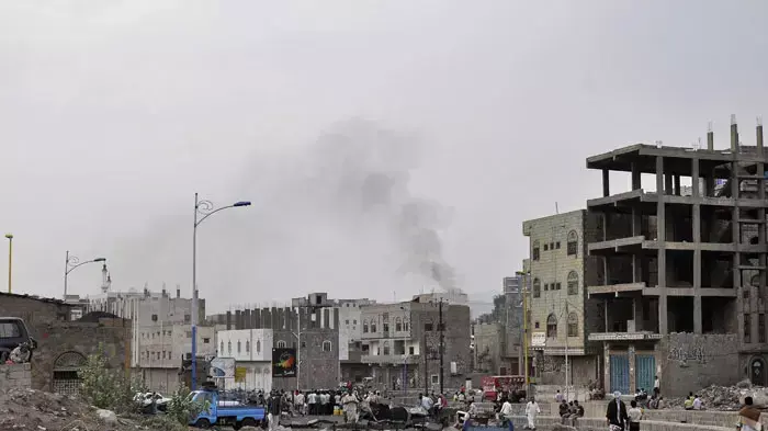 מתרסי רחוב ועשן עולה ממוקדי הלחימה בעיר תאיז, תימן, 4 ביוני 2011
