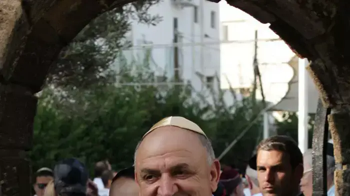 איש העסקים יצחק תשובה בהלוויתו של איש העסקים סמי עופר, מאי 2011 איש העסקים יצחק תשובה בהלוויתו של איש העסקים סמי עופר, מאי 2011