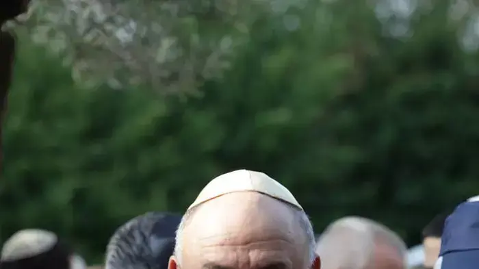 איש העסקים יצחק תשובה בהלוויתו של סמי עופר, מאי 2011 איש העסקים יצחק תשובה בהלוויתו של סמי עופר, מאי 2011