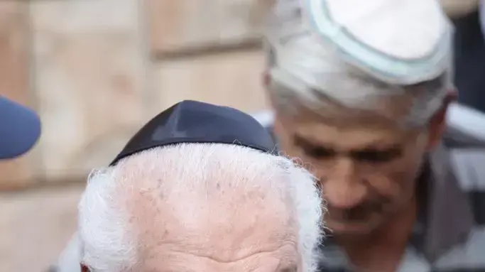 יולי עופר, בהלוויתו של אחיו סמי עופר, מאי 2011 יולי עופר, בהלוויתו של אחיו סמי עופר, מאי 2011