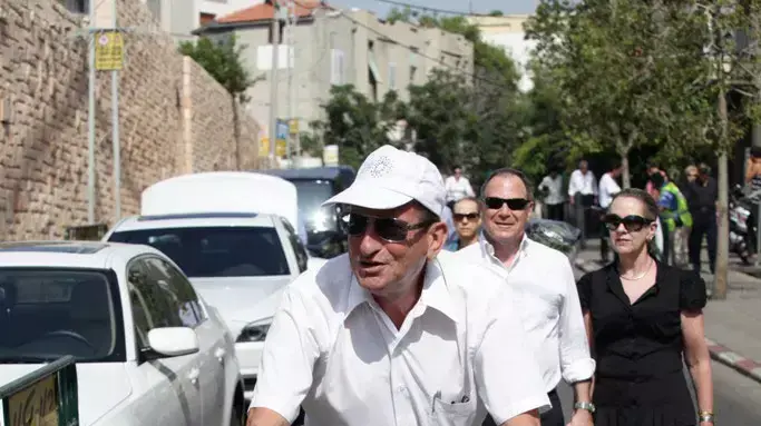 ראש עיר עיריית תל אביב רון חולדאי בהלוויתו של איש העסקים סמי עופר, מאי 2011 ראש עיר עיריית תל אביב רון חולדאי בהלוויתו של איש העסקים סמי עופר, מאי 2011