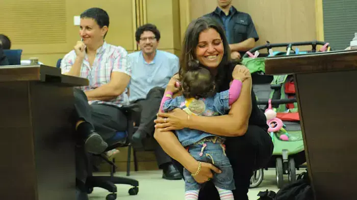 רחל אלגבסי, בת זוגתה של פביולה בוהדנה אשר נספתה בשריפה בכרמל במפגש בכנסת של ראשי הקהילה הגאה לכבוד חודש הגאווה בהשתתפות רובי ריבלין, מאי 2011 רחל אלגבסי, בת זוגתה של פביולה בוהדנה אשר נספתה בשריפה בכרמל במפגש בכנסת של ראשי הקהילה הגאה לכבוד חודש הגאווה בהשתתפות רובי ריבלין, מאי 2011