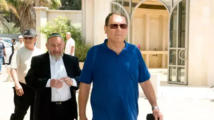 עודד בן עמי בהלוויתו של חיים ישראלי בכיר במשרד הביטחון והיה יועצם של שרים רבים, יוני 2011