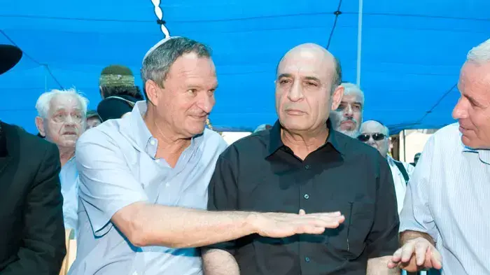 שאול מופז בהלוויתו של חיים ישראלי בכיר במשרד הביטחון והיה יועצם של שרים רבים, יוני 2011