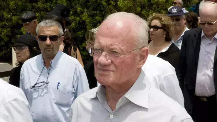 דניאל יתום בהלוויתו של חיים ישראלי בכיר במשרד הביטחון והיה יועצם של שרים רבים, יוני 2011