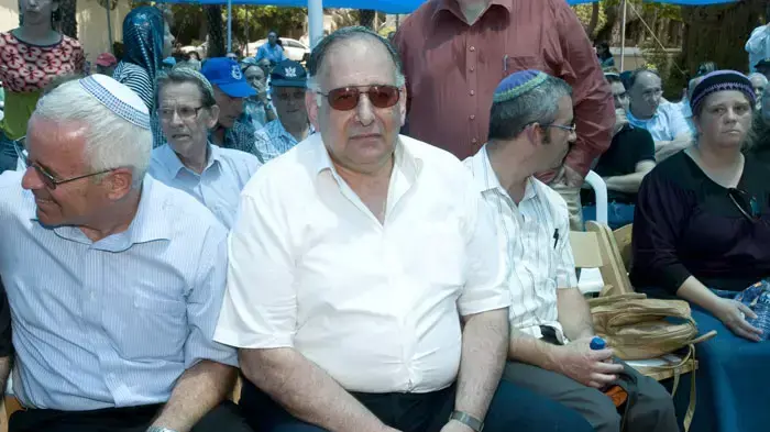 ראש העיר חיפה יונה יהב בהלוויתו של חיים ישראלי בכיר במשרד הביטחון והיה יועצם של שרים רבים, יוני 2011