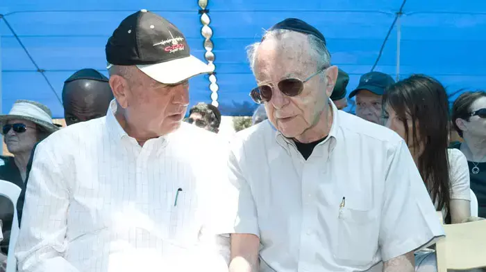 משה ארנס ומתן וילנאי בהלוויתו של חיים ישראלי בכיר במשרד הביטחון והיה יועצם של שרים רבים, יוני 2011