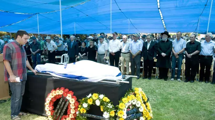 הלוויתו של חיים ישראלי בכיר במשרד הביטחון והיה יועצם של שרים רבים, יוני 2011