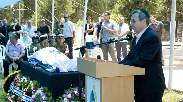 שר הביטחון אהוד ברק בהלוויתו של חיים ישראלי בכיר במשרד הביטחון והיה יועצם של שרים רבים, יוני 2011