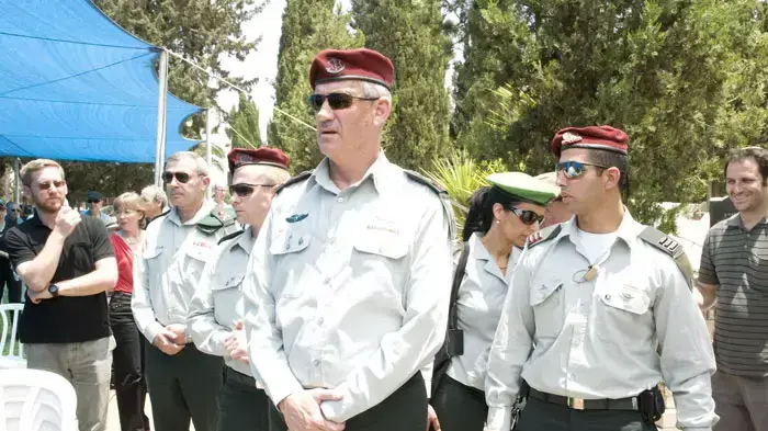 הרמטכ"ל בני גנץ בהלוויתו של חיים ישראלי בכיר במשרד הביטחון והיה יועצם של שרים רבים, יוני 2011