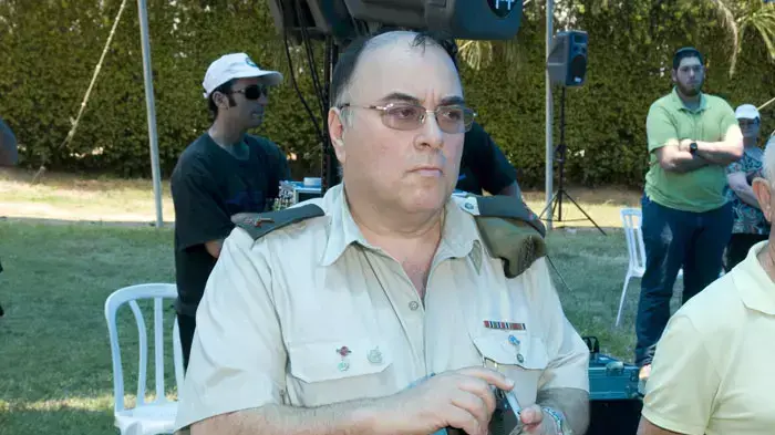 דובר צה"ל לשעבר אבי בניהו בהלוויתו של חיים ישראלי בכיר במשרד הביטחון והיה יועצם של שרים רבים, יוני 2011