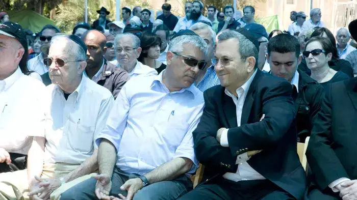 אהוד ברק ואודי שני בהלוויתו של חיים ישראלי בכיר במשרד הביטחון והיה יועצם של שרים רבים, יוני 2011