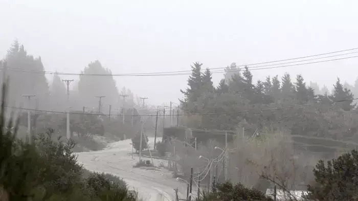 אפר שנפלט מהר הגעש פויהואה שבצ'ילה באזור העיר ברילוצ'ה, ארגנטינה, 8 ביוני 2011 אפר שנפלט מהר הגעש פויהואה שבצ'ילה באזור העיר ברילוצ'ה, ארגנטינה, 8 ביוני 2011