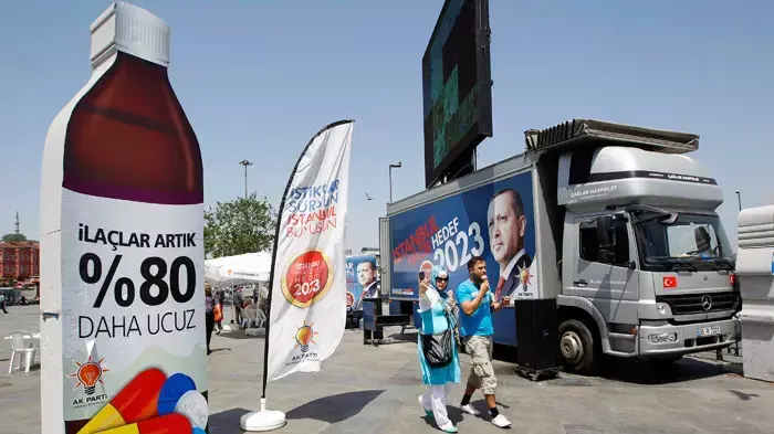 תעמולת בחירות של מפלגת הצדק והפיתוח AKP, איסטנבול, טורקיה, 9 ביוני 2011 תעמולת בחירות של מפלגת הצדק והפיתוח AKP, איסטנבול, טורקיה, 9 ביוני 2011