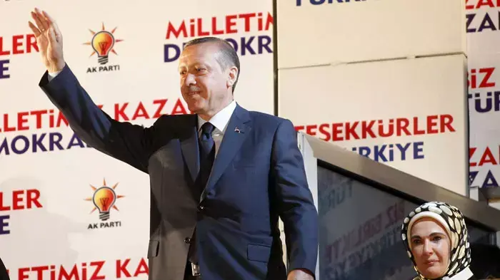 רג'פ טייפ ארדואן מנופף לתומכיו לאחר הניצחון בבחירות, אשתו לידו, איסטנבול, טורקיה, 12 ביוני 2011 רג'פ טייפ ארדואן מנופף לתומכיו לאחר הניצחון בבחירות, אשתו לידו, איסטנבול, טורקיה, 12 ביוני 2011