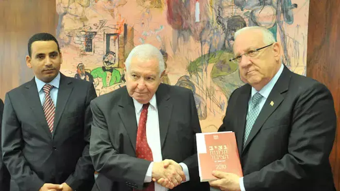 מבקר המדינה ונציב תלונות הציבור מיכה לינדנשטראוס, יושב ראש ועדת ביקורת המדינה יואל חסון ויושב ראש הכנסת רובי ריבלין בהגשת דו"ח תלונות הציבור השנתי, יוני 2011 מבקר המדינה ונציב תלונות הציבור מיכה לינדנשטראוס, יושב ראש ועדת ביקורת המדינה יואל חסון ויושב ראש הכנסת רובי ריבלין בהגשת דו"ח תלונות הציבור השנתי, יוני 2011