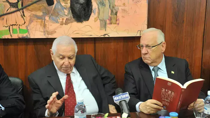 מבקר המדינה ונציב תלונות הציבור מיכה לינדנשטראוס ויושב ראש הכנסת רובי ריבלין בהגשת דו"ח תלונות הציבור השנתי, יוני 2011