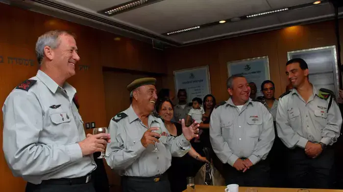 הרמת כוסית לכבוד יום הולדת 70 ולבוד 52 שנות שירות בצה"ל של רב נגד יצחק טאיטו, הרס"ר המיתולוגי של בית הספר לקצינים, בה"ד 1, יוני 2011 הרמת כוסית לכבוד יום הולדת 70 ולבוד 52 שנות שירות בצה"ל של רב נגד יצחק טאיטו, הרס"ר המיתולוגי של בית הספר לקצינים, בה"ד 1, יוני 2011